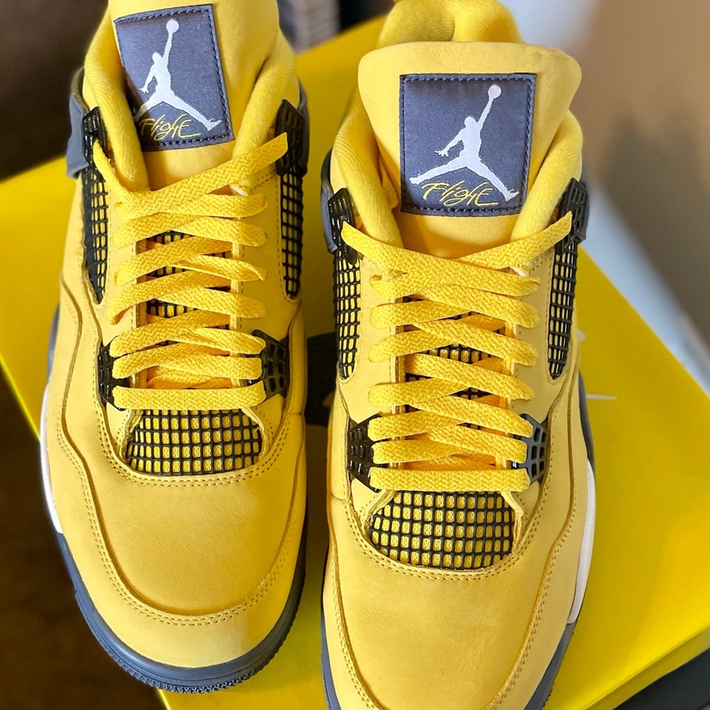 Mens. Air Jordan Retro 4s, lightenings, never been worn, mint Condition, - Picture 7 of 13